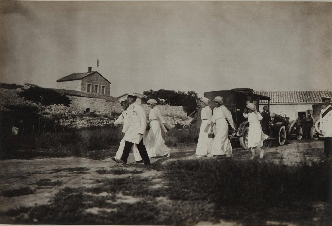 1913. мператор Николай II с дочерьми посещает Херсонес
