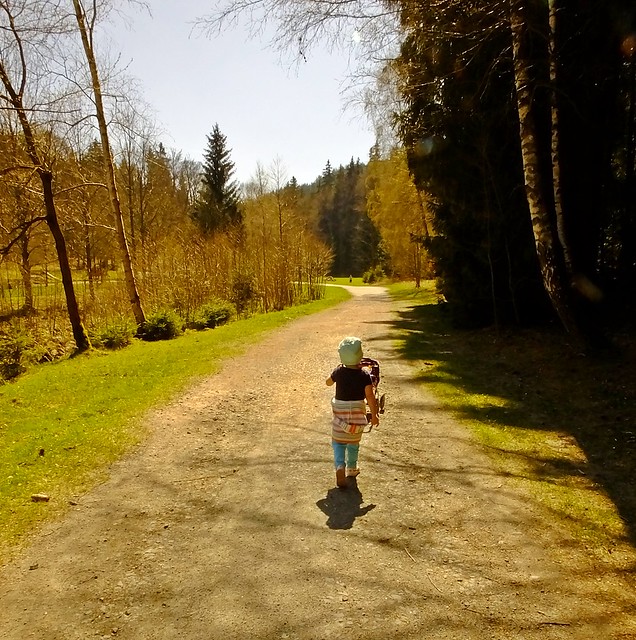 Osterspaziergang mit Enkelin -Easter walk with granddaughter