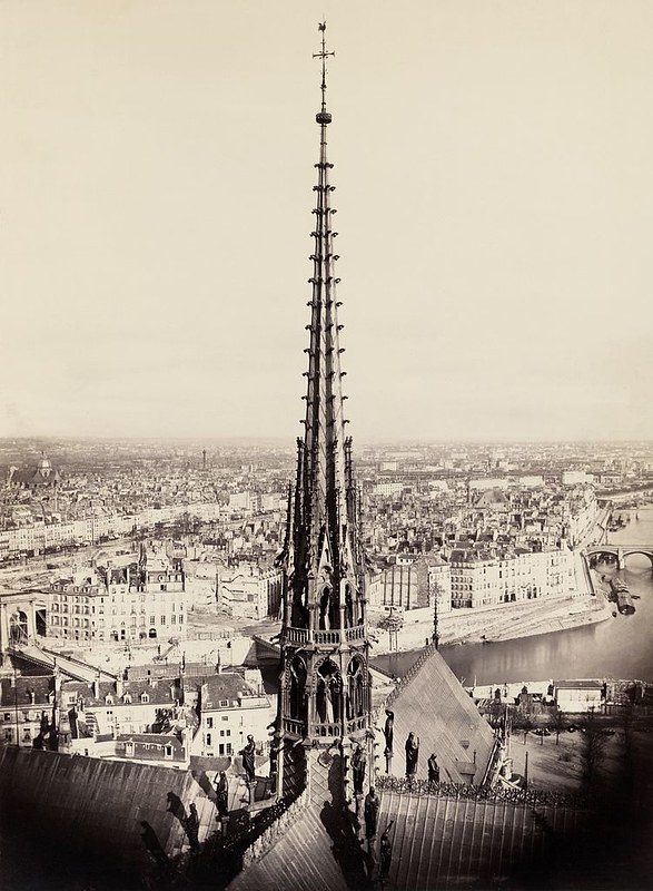 Vista de aguja, tejado y esculturas, y panorámica de la ciudad al fondo, fotografía de Charles Marville, hacia 1860.