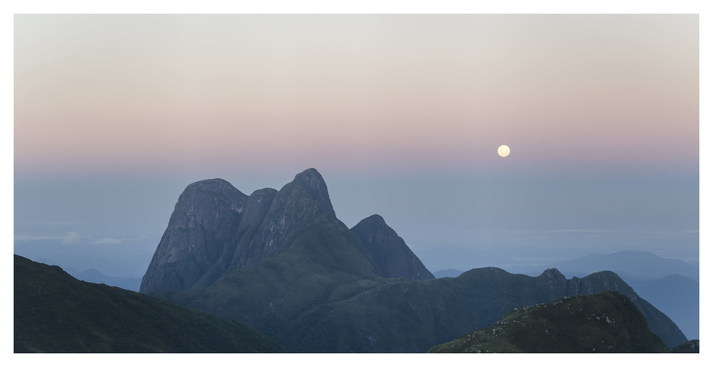 Pico Paraná and its full Moon (Pico Paraná e sua lua cheia)