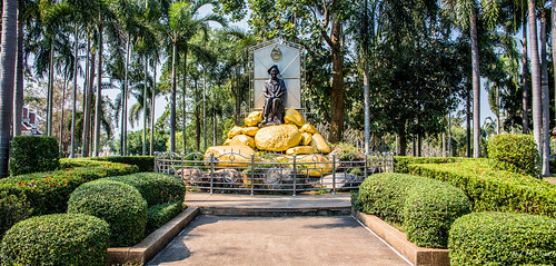 2019 cropped laemchabang nikon nikond750 nikonfx tedmcgrath tedsphotos thailand watyansangwararam statue gold fencing pathway park parkscene inapark watyansangwararampattaya phrarachaanusaowaripark