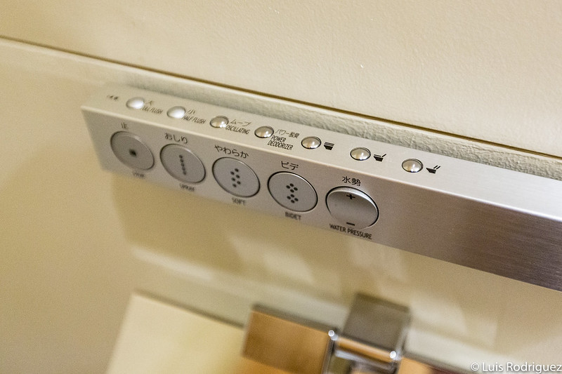 Controles de un washlet en la pared del baño