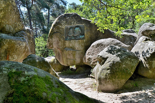 Barbizon (Seine et Marne) - Rochers avec bas-relief en bronze d'Henri Chapu représentant les portraits de Théodore Rousseau et Jean-François Millet