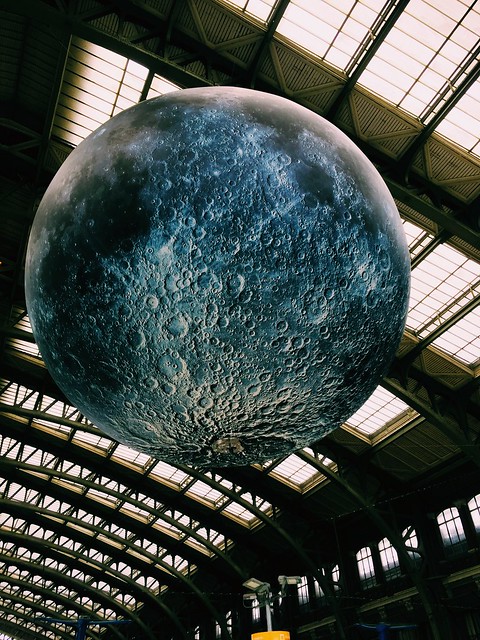Quand la lune s’invite dans la gare de Lille..