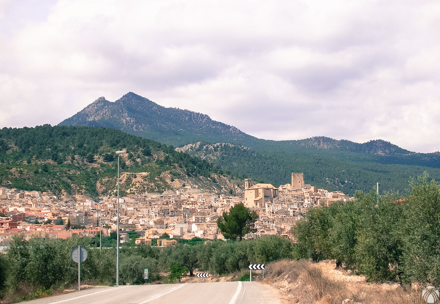 El bonito pueblo de Moratalla. La sierra de los Álamos se yergue detrás con el Pico del Fraile