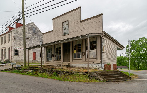 building structure historic mayslick kentucky unitedstatesofamerica onestory frame woodsiding falsefront clouds cables wires masoncounty fivebay porch windows dentils commercial