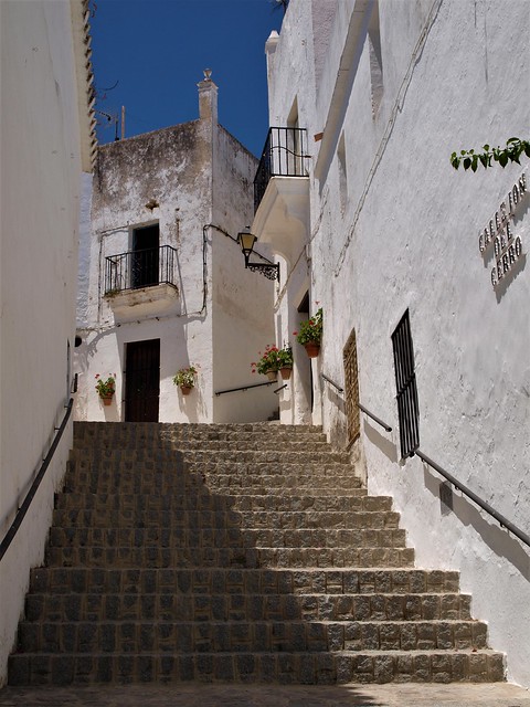 Escaleras en Vejer, pueblo blanco de Cádiz.