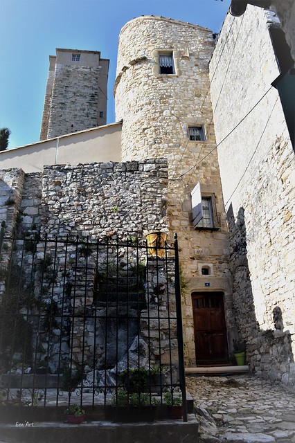 Tour du chateau de Boucoiran et sa tour carrée