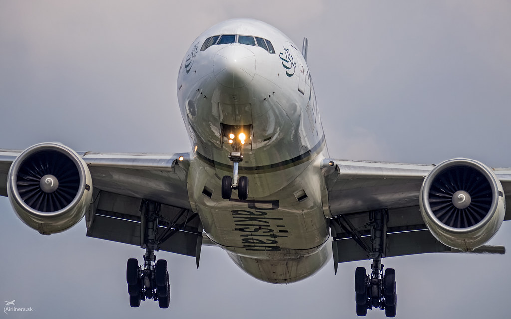 AP-BGK Pakistan International Airlines Boeing 777-240(ER)