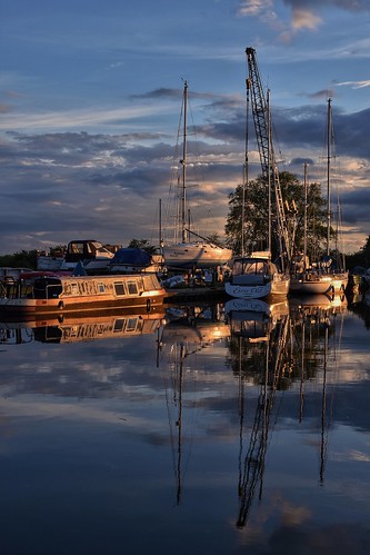 heybridgebasin essex maldon heybridge nikon d7200 sigma18200 goldenhour sunset houseboats boats crane reflection reflectioninwater reflections