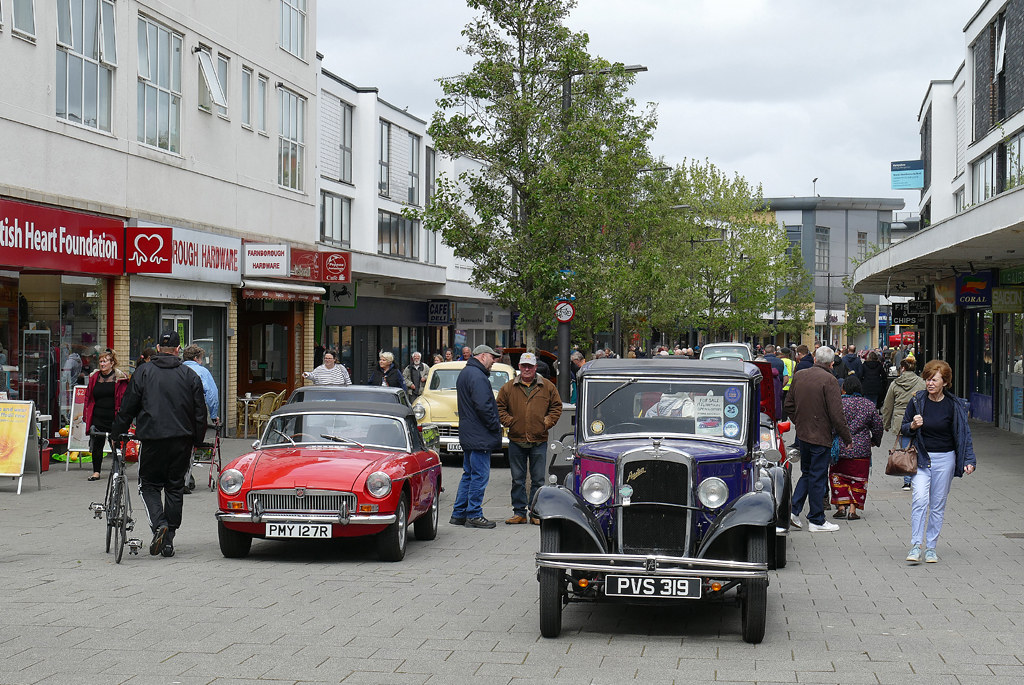 D21160.  Classic Cars in Queensmead, Farnborough.