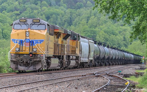 csx csxt k460 unionpacific up8234 diesellocomotives clinchfieldrailroad crr railroad railfan railfanning femalerailfan appalachianmountains