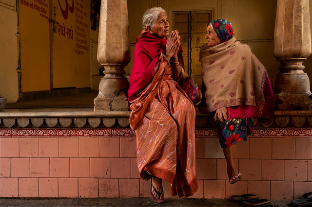Conversation in the temple. Jaipur. Rajasthan. India.