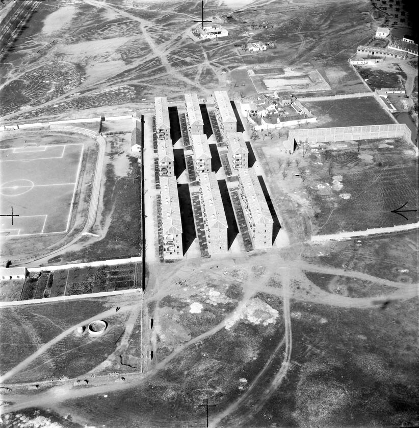 Campo de fútbol de Palomarejos y Barrio de Corea en 1956. Fondo Trabajos Aéreos y Fotogramétricos, S. A. (TAF) © Arxiu Nacional de Catalunya, Generalitat de Catalunya