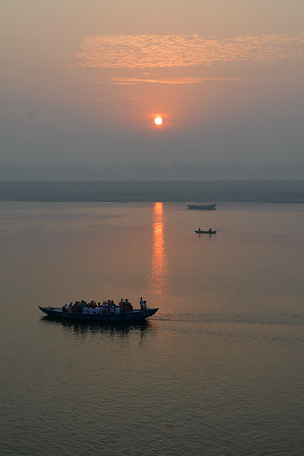 varanasi benares ganges river boatride sunrise morning risingsun boat garland puia hindu travelphotography nikond7100 marigold