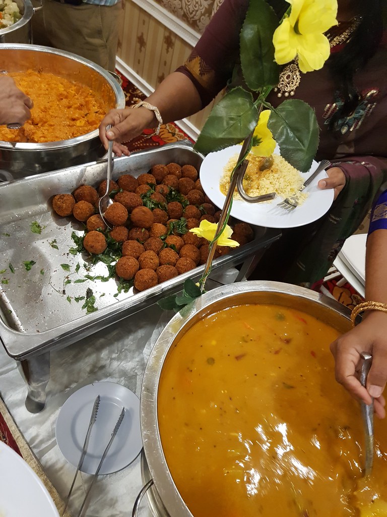 Buffet style dinner (Dhal & Fried Vegetarian Patato Balls) @ an Indian Wedding at Agenda Suria Convention Centre, near USJ ELITE Highway Toll Plaza Exit