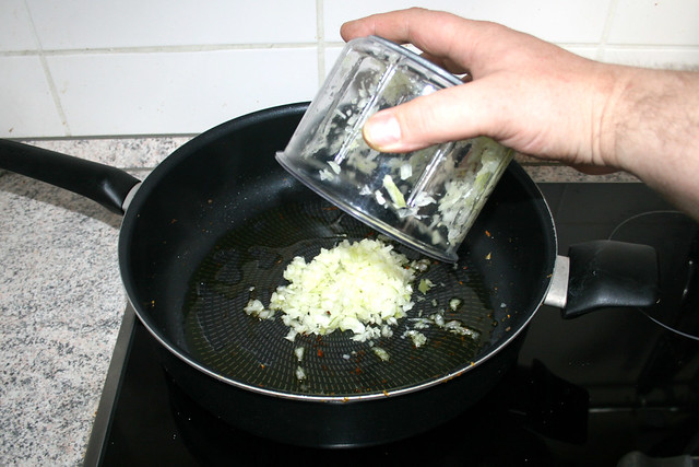 19 - Gewürfelte Zwiebel in Pfanne geben / Put diced onion in pan
