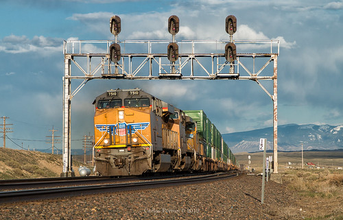 ge locomotive railroad rail road rails rawlins wy wyoming intermodal z signal signals r2 colorlight rural subdivision sunset yard
