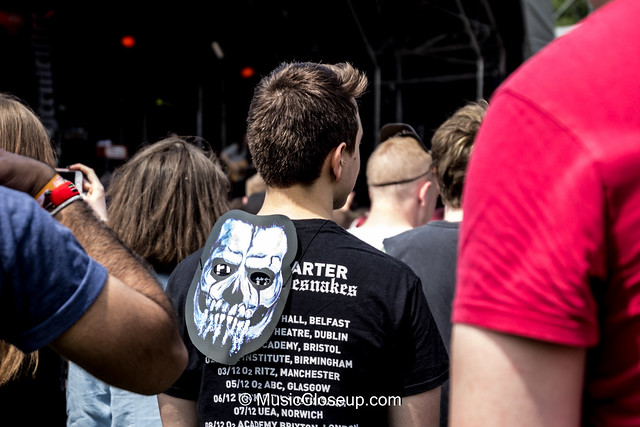 Slam Dunk festival 2018 fan with a paper mask of a skull hanging over his shoulders