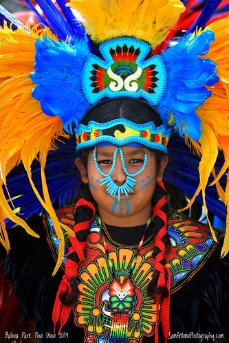 boy male mexico tradition culture aztec mexican colorful costume dance dancer decoration festival dancers traditional headdress religion ethnic culturalroots indian ethnicpeople youngboy nativeamericanindian warrior