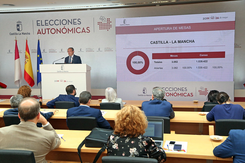 Ruiz Molina informa de la apertura de las mesas electorales en Castilla-La Mancha