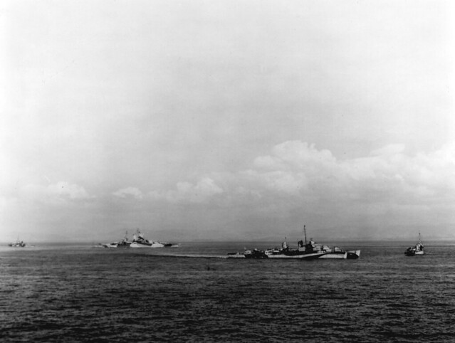 2548px-USS_Walke_(DD-723)_and_USS_Mississippi_(BB-41)_in_Lingayen_Gulf_on_9_January_1945_(80-G-K-2516)