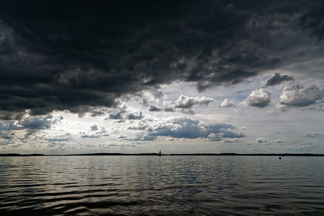 Ciel nuageux sur le lac d'orient