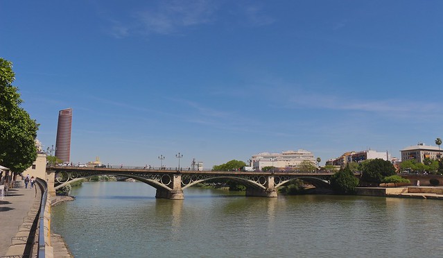 Puente de Triana visto desde la calle Betis, al fondo a la izquierda la Torre Pelli, Torre Sevilla. Dársena del rio Guadalquivir, Sevilla.