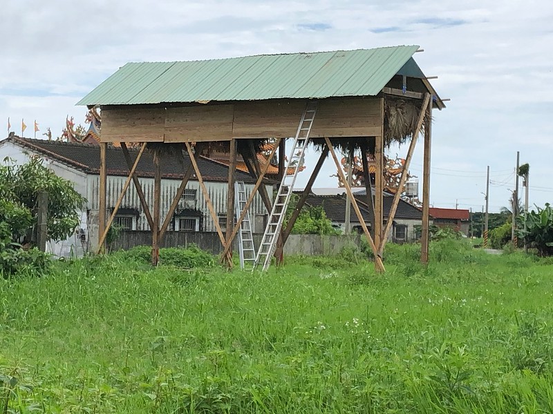 完工後的高頭蝠葉棚棲架，位於農地上，希望召喚高頭蝠打工換宿。圖片來源：張恒嘉提供。