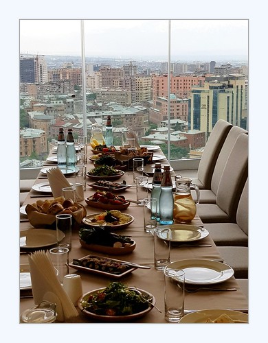 armenia arménie yerevan erevan cascaderoyal cascade view panorama window table lunch food