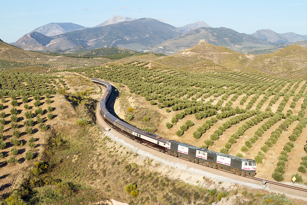 Tren Al Andalus en su trayecto Granada-Córdoba acercándose a la antigua estación de Quesada