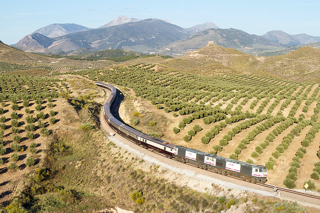 Tren Al Andalus en su trayecto Granada-Córdoba acercándose a la antigua estación de Quesada