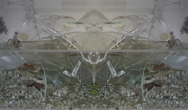 Pareidolia - Collection: Shards of Glass Sammlung: Glasscherben