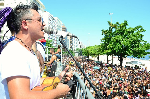 Juan levantando a galera que compareceu em peso!!! Banda Axerê no Bloco do Ingá 2019.