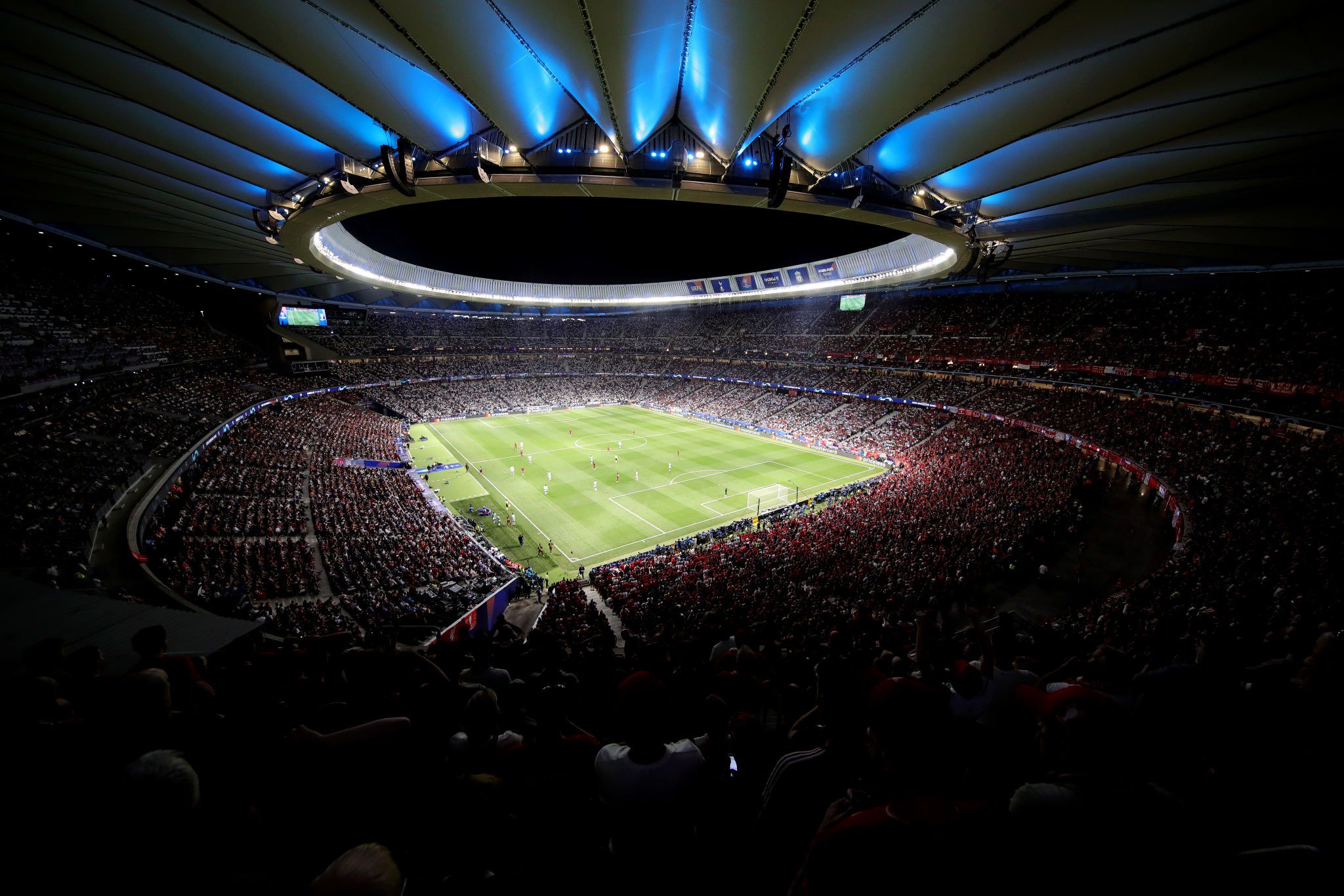 Стадион ночью. Стадион Метрополитано. Wanda Metropolitano 4 k. Футбольный стадион внутри.