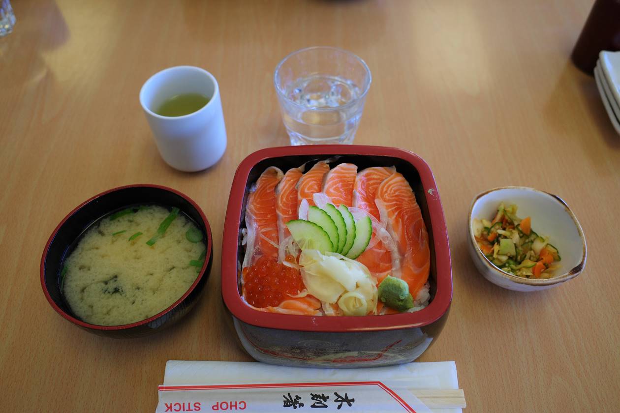 ニュージーランド　湖畔のサーモン丼