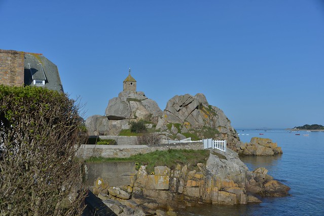 Port Blanc , le rocher de la Sentinelle.