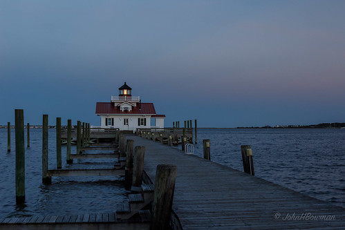 northcarolina outerbanks darecounty manteo lighthouses atlanticlighthouses nclighthouses roanokemarsheslight screwpilelighthouses replicalighthouses piersdocks bays shallowbagbay sunsets afterglow bluehour may2019 may 2019 canon24704l