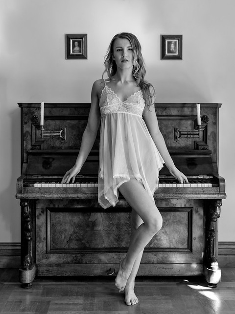 Doris, sexy piano player