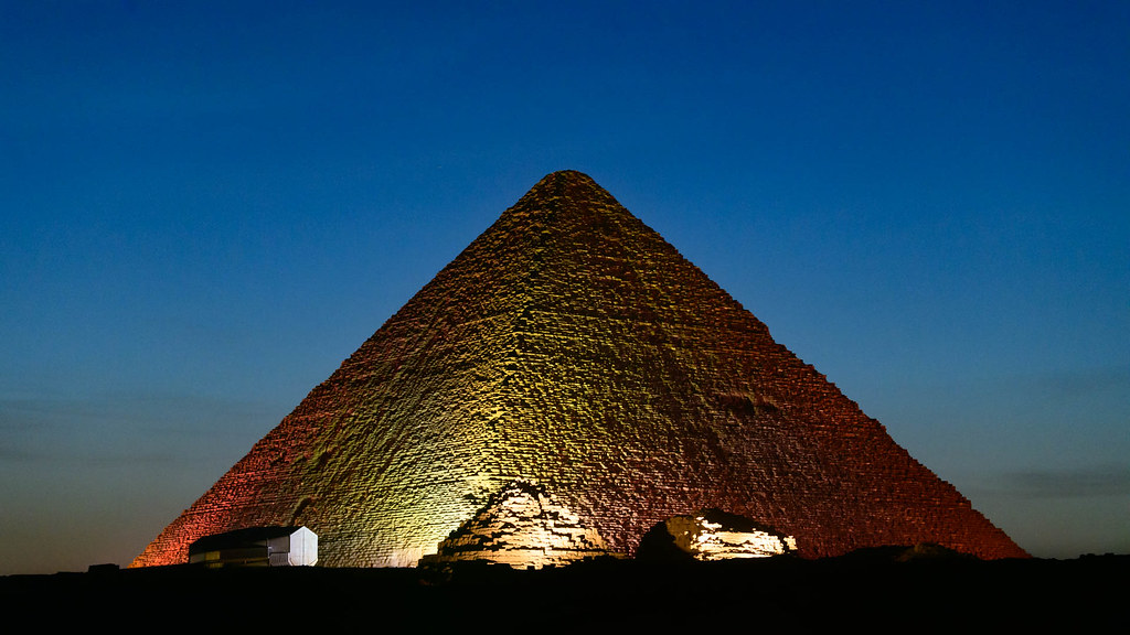 La Pyramide de Khéops éclairée de nuit