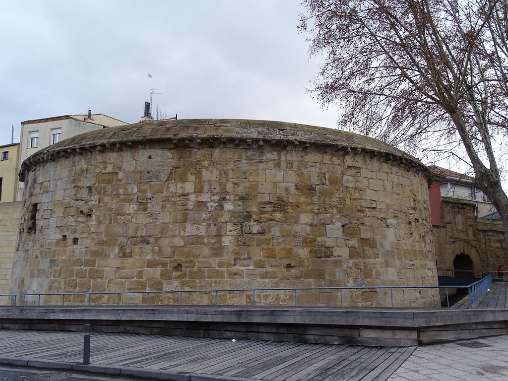 Cubo puerta y muralla del Revellin calle Once de Junio Logroño La Rioja 04