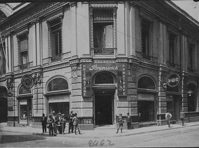 La música se escucha por Brunswick, 10 nov 1927 de día en calle Estado esquina Agustinas, al lado del Banco Español