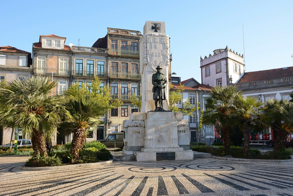 Porto downton - Monument to the unknown soldier at Praça de Carlos Alberto.