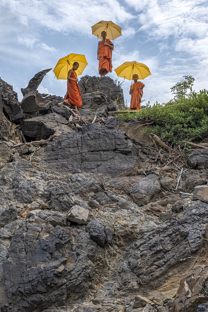 Steung Treng3 Monks at the peak