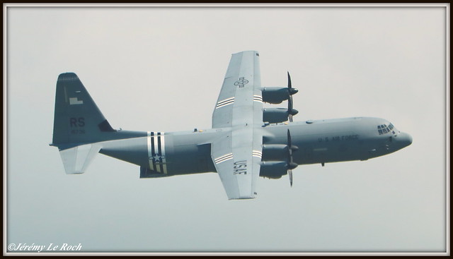 LOCKHEED MARTIN C-130J SUPER HERCULES (USAF) UNITED STATES AIR FORCE 11-5736  AU DESSUS DU NORMANDY AMERICAN CEMETERY AND MEMORIAL