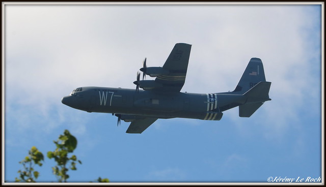 LOCKHEED MARTIN C-130J SUPER HERCULES (USAF) UNITED STATES AIR FORCE 11-5736 AU DESSUS DU NORMANDY AMERICAN CEMETERY AND MEMORIAL
