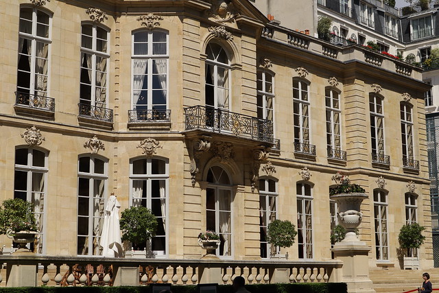 Hôtel de Matignon   Si l’ordonnance des façades est classique, l’abondance du décor sculpté, notamment sur les avant-corps à pans, est caractéristique du style rocaille. Sur l’avant-corps sur cour, le magnifique décor de trophées, autrefois surmonté d’un