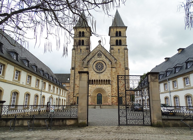 torres portada exterior Abadía San Willibrord Basilica menor Echternach Luxemburgo 01