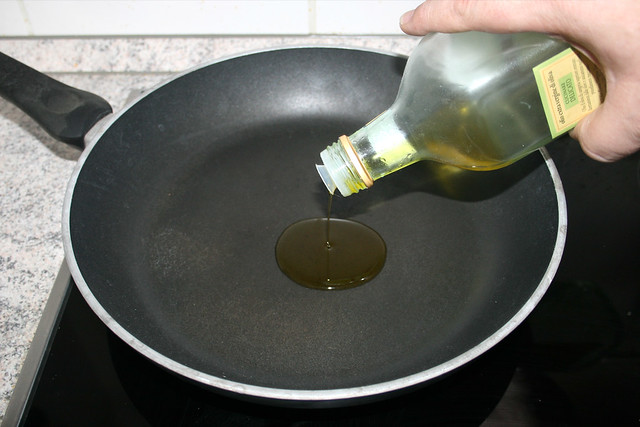 13 - Olivenöl in Pfanne erhitzen / Heat olive oil in pan