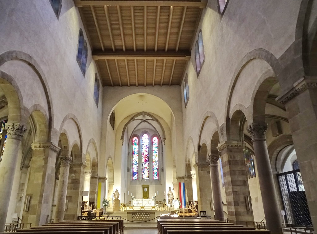 altar Mayor y nave Abadia San Willibrord Basilica menor Echternach Luxemburgo 02